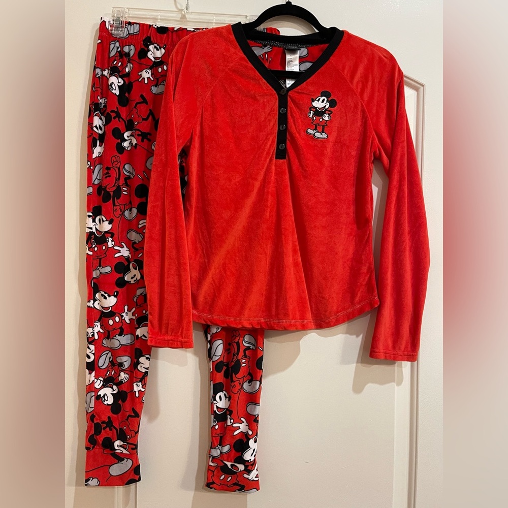 Disney women’s Mickey Mouse pajama set. Super soft. Size Small.